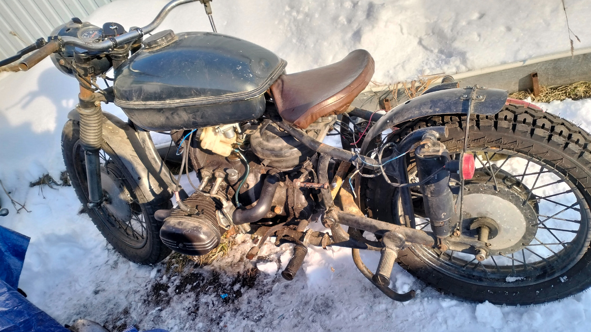 Просим любить и жаловать, кастом домашнего разлива, в лучших традициях, но с несильно порезанной рамой. М63 как я понимаю послужил основой но есть интересный нюанс и о нем позже.