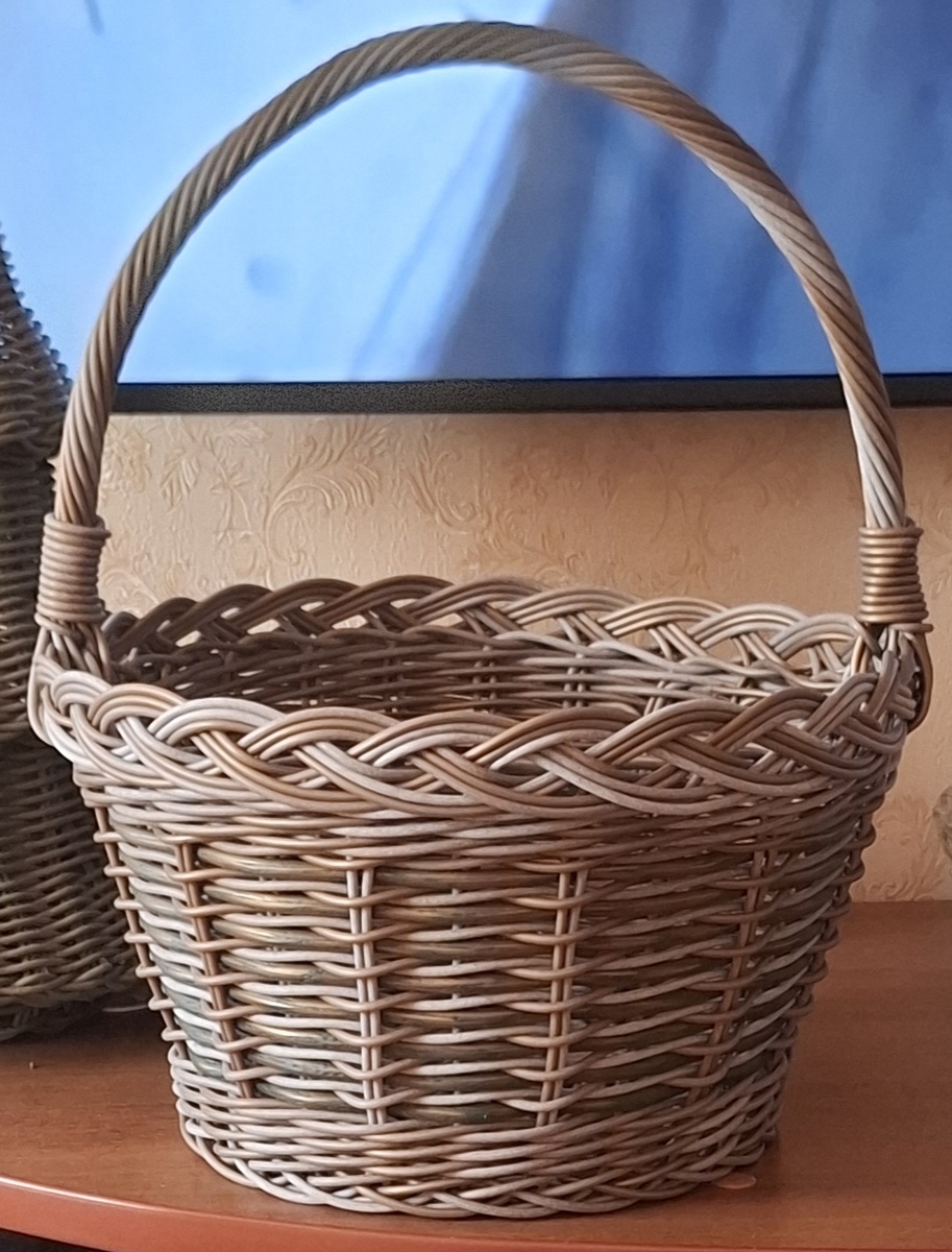 Вот эта корзинка. Самой нравится.