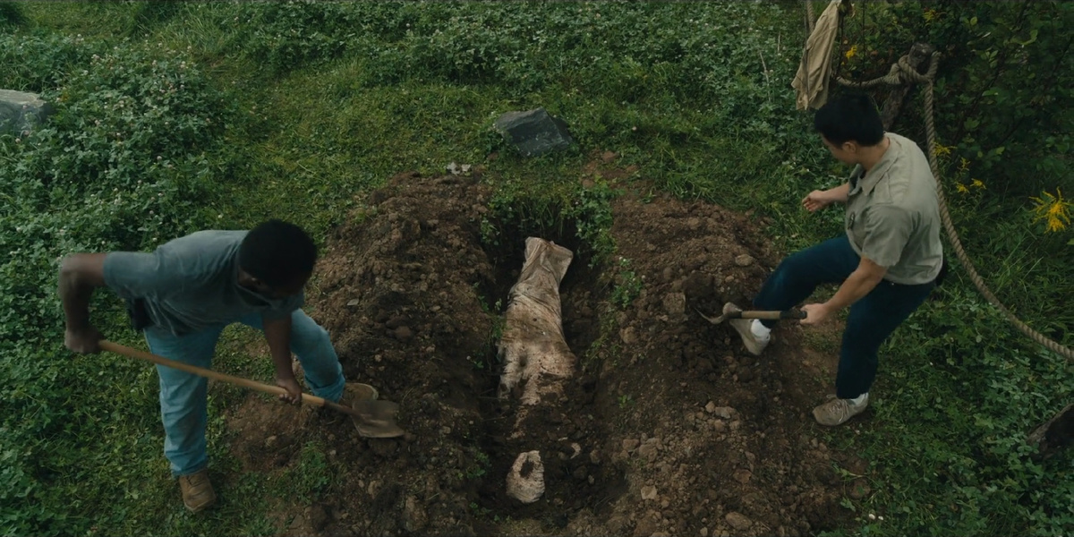 - Зачем мы такую глубокую ямку выкопали? Могли ведь в канаве его похоронить.