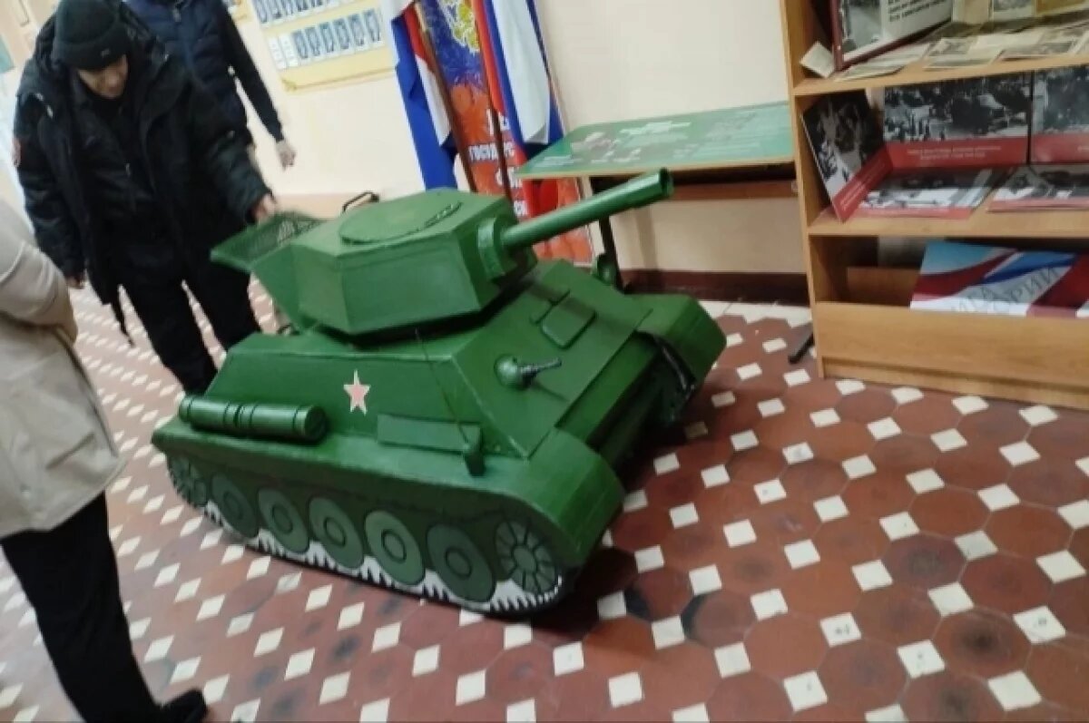    Двухметровый макет танка подарили бабушка и внук школе Владивостока