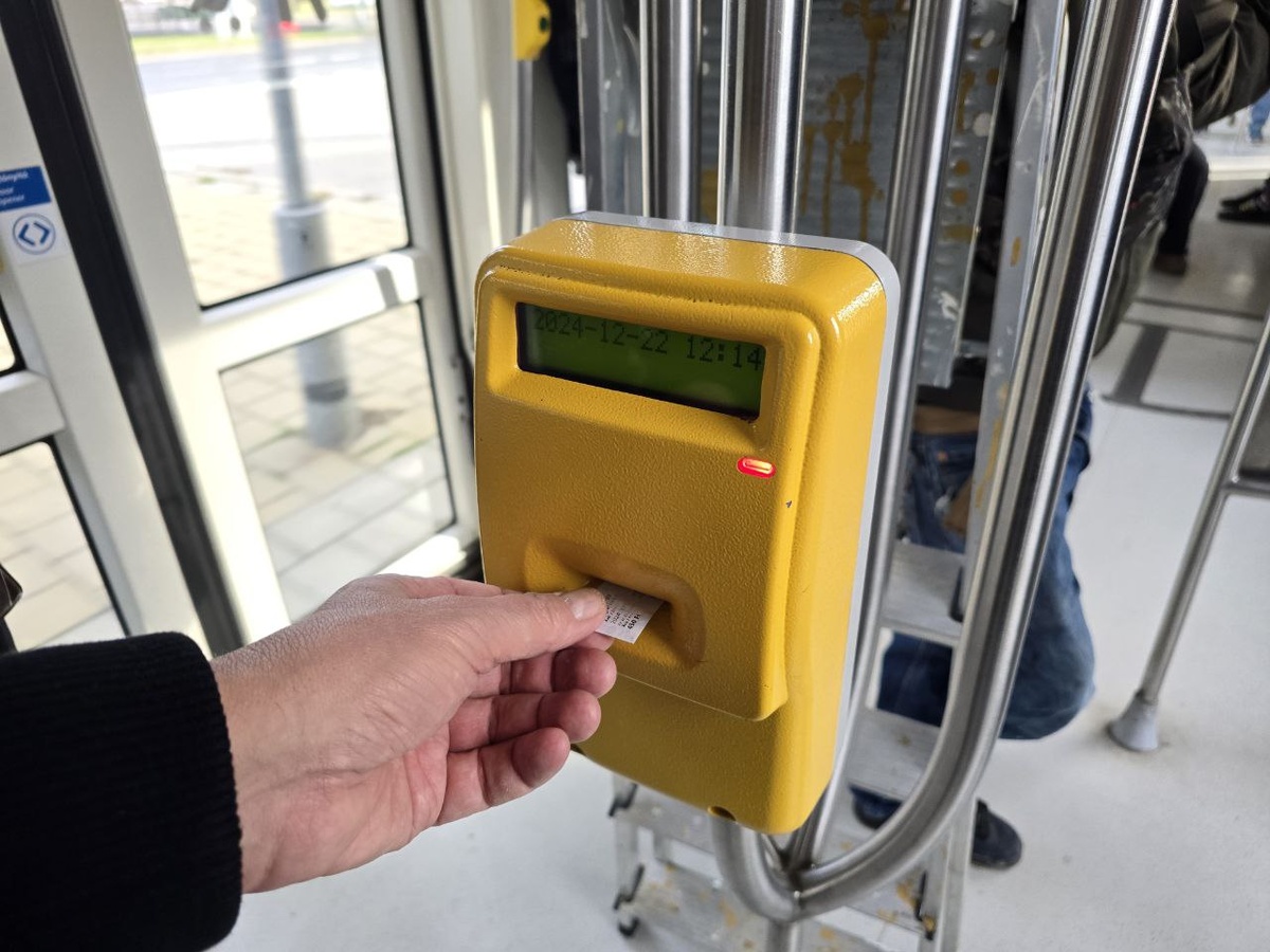 На терминале загорелся красный огонек, билет отмечен