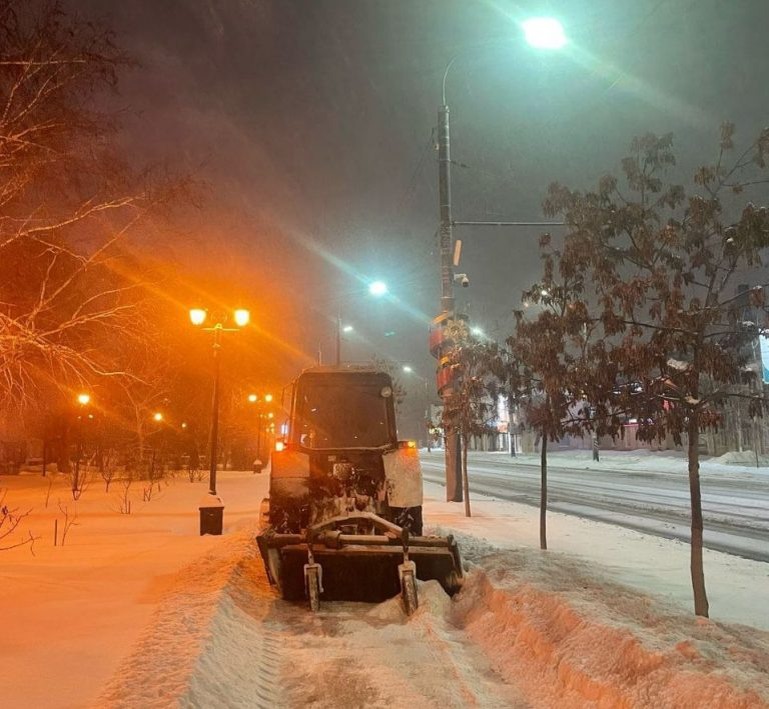    В Оренбурге всю ночь и все утро убирали снег Мария Чалкина