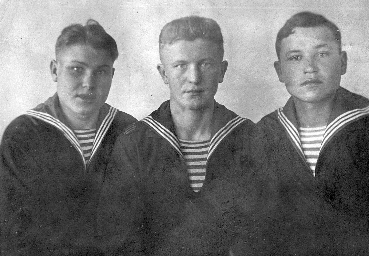 Василий Минаев (третий справа) с однокурсниками школы КАФ, 1943 год.Фото:из семейного архива Юрия МИНАЕВА