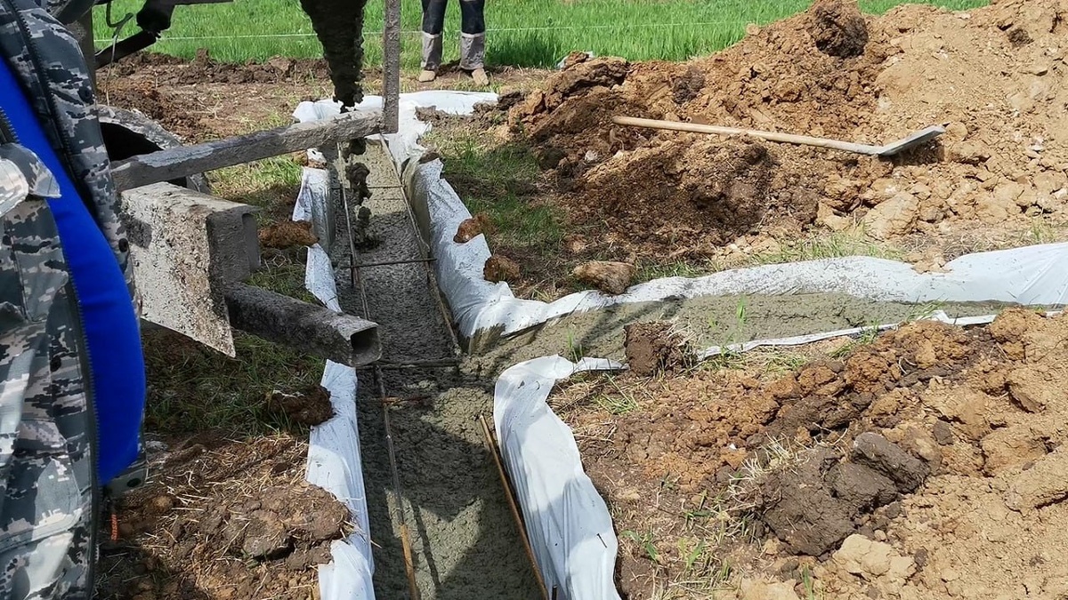 Обычный ленточный фундамент.