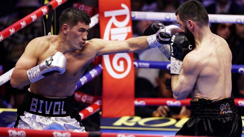    Дмитрий Бивол взял реванш у Артура Бетербиева, став чемпионом в полутяжелом весе. Фото: Reuters
