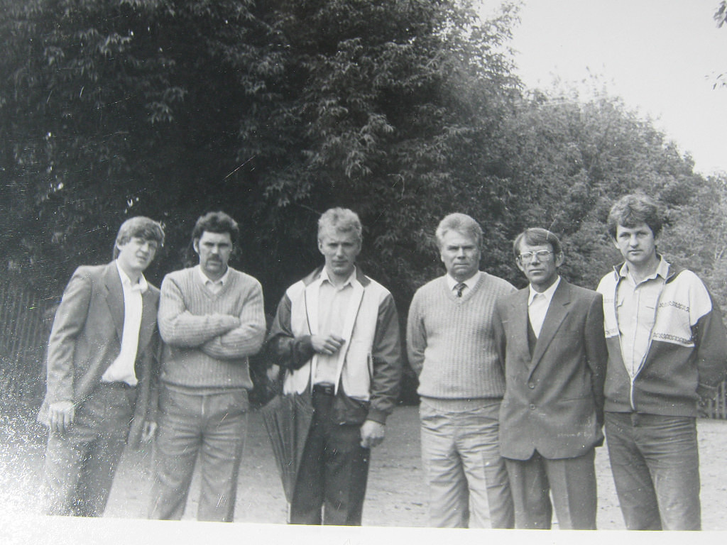 1990 год. Коллеги-учителя и завхоз. И это ещё не все мужчины-учителя, работавшие в те годы. Нет географа и физика.