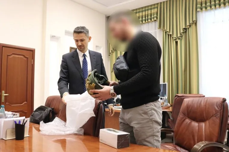 Первый замгубернатора Андрей Алексеев передавал бойцу каску и прицел
Фото: TG/Андрей Алексеев