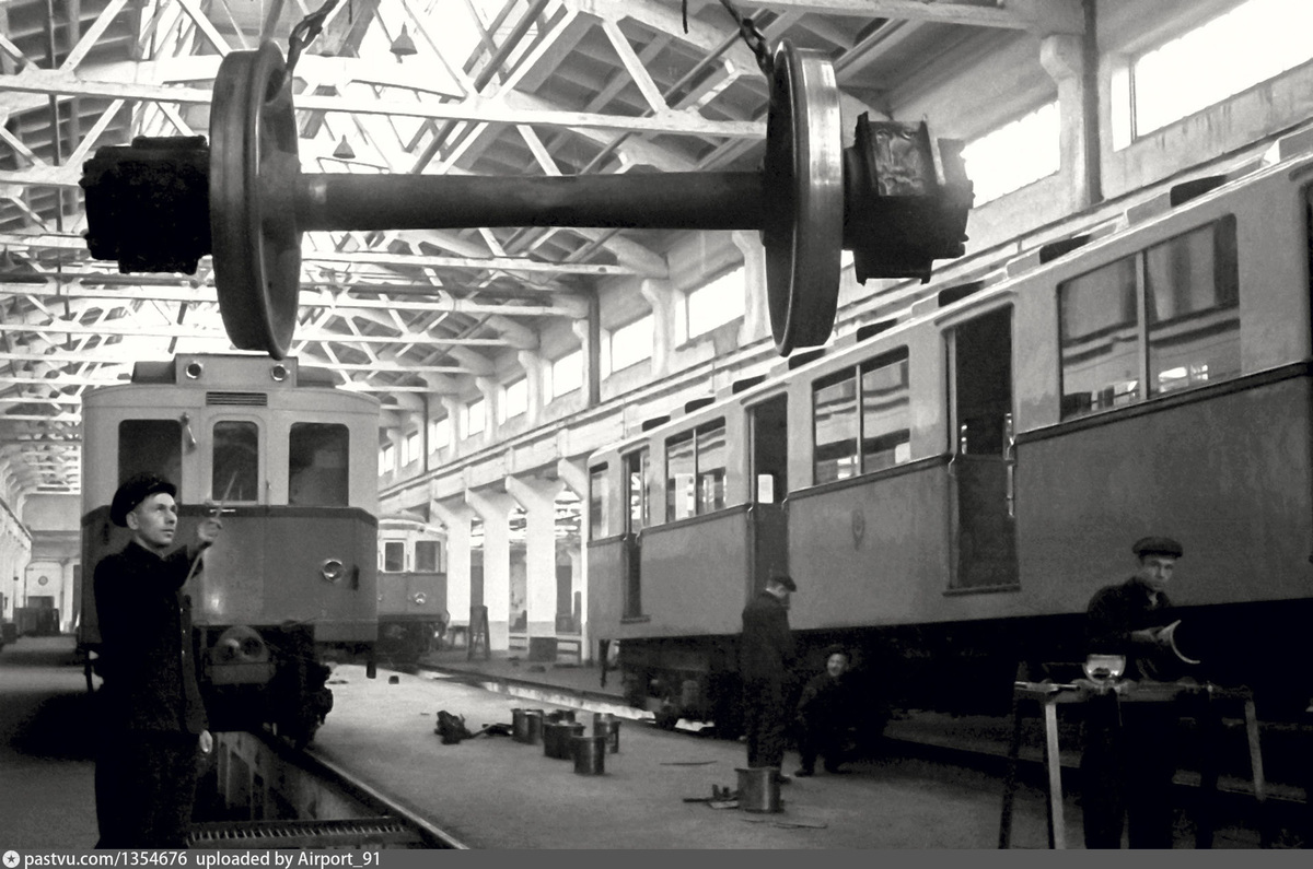 Метровагон типа «В» во время ремонта в депо «Сокол», 1949 г. Источник указан на фото