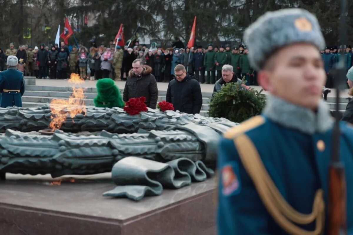    Южноуральцы возложили цветы к Вечному огню в День защитника Отечества