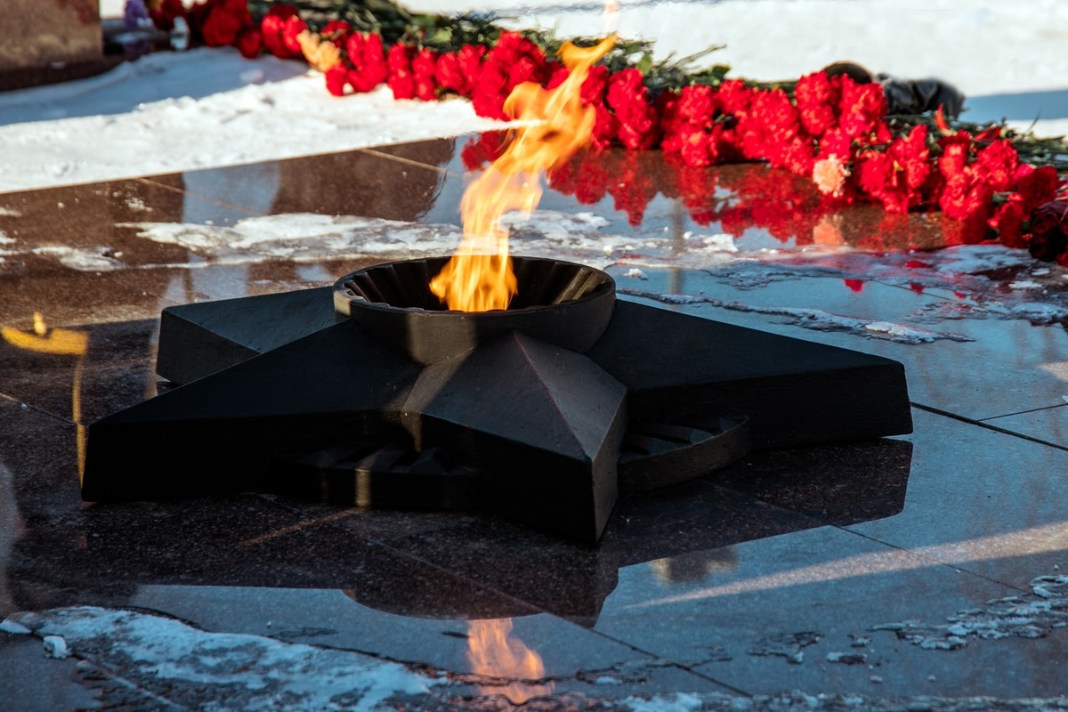    Сургутяне возложили цветы на Мемориале Славы в честь Дня защитника Отечества