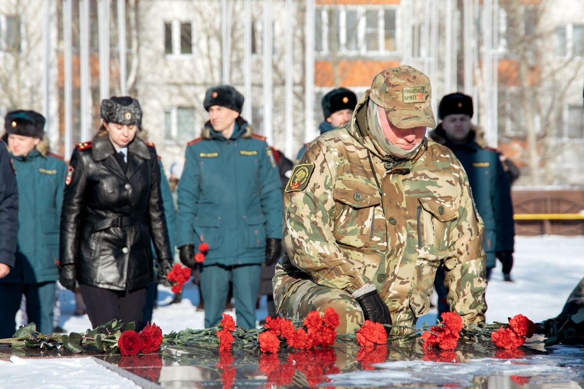    Сургутяне возложили цветы на Мемориале Славы в честь Дня защитника Отечества