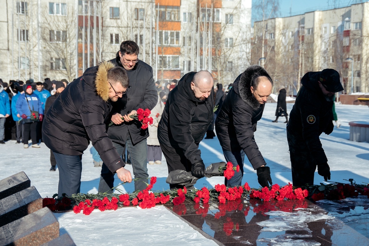    Сургутяне возложили цветы на Мемориале Славы в честь Дня защитника Отечества