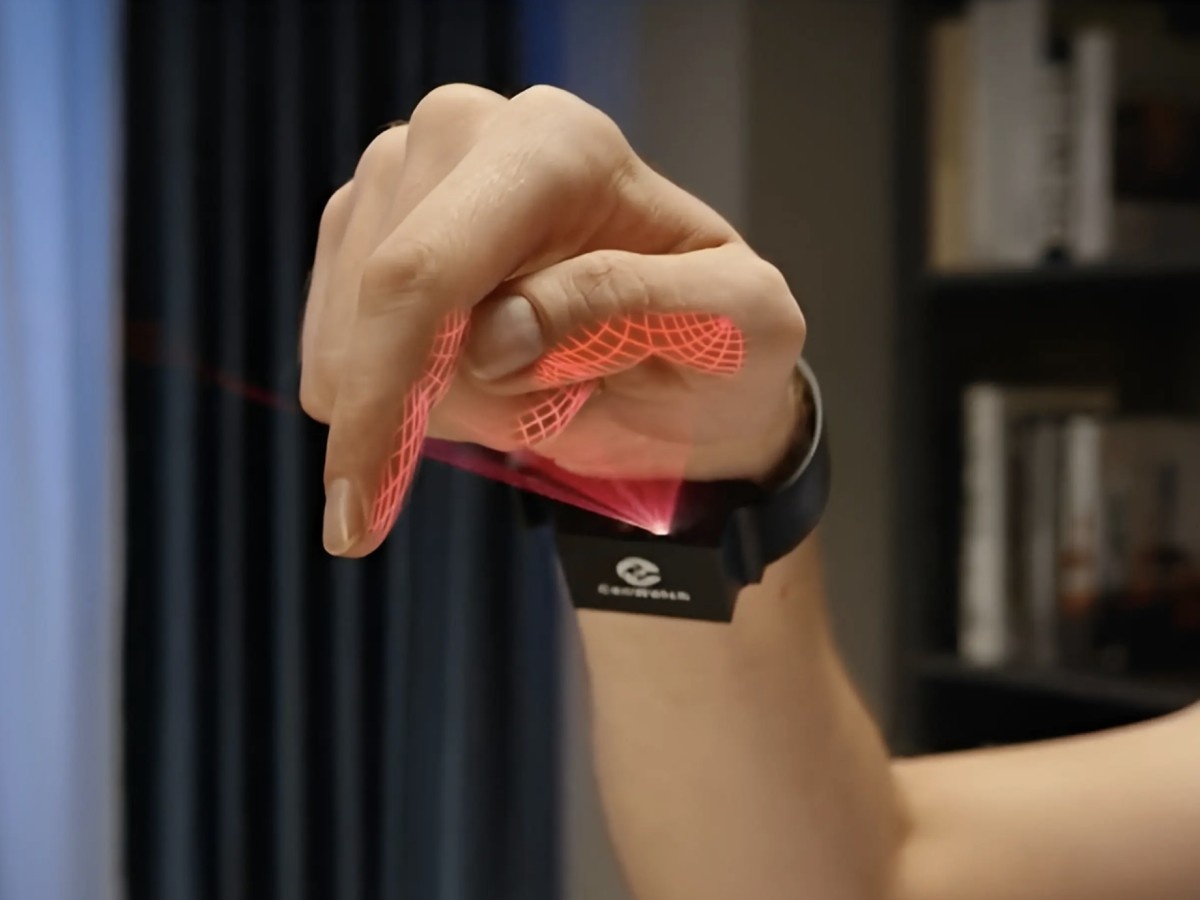    Смарт-часы CenWatch позволяют управлять техникой с помощью жестов