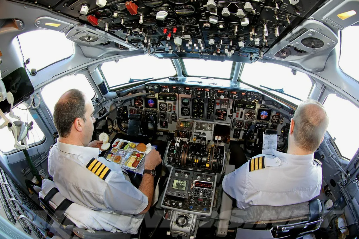 Обед пилота в кабине самолета