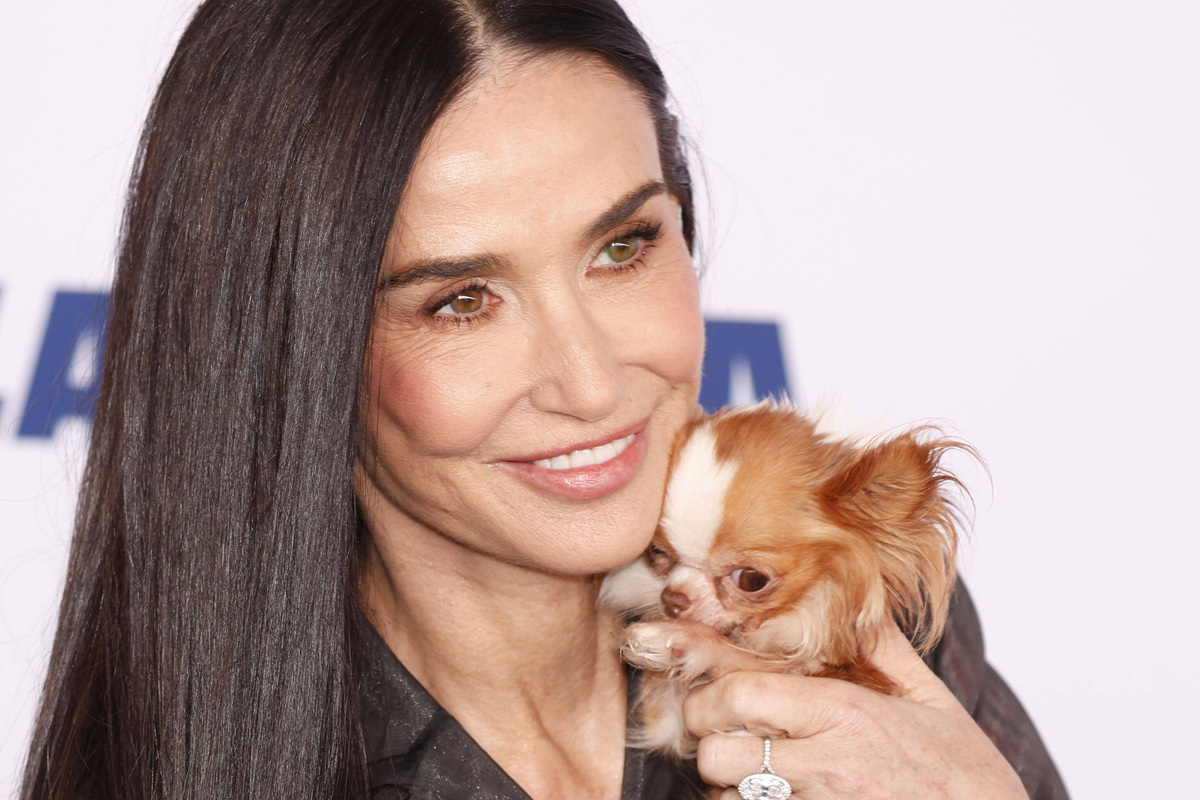     Деми Мур в прозрачном наряде с собакой на руках появилась на премии Independent Spirit Awards