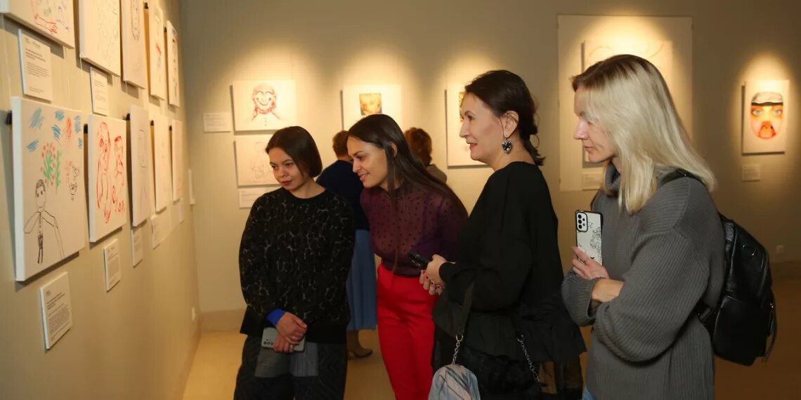 На выставке было представлено более 60 картин, а также более 10 арт-объектов.