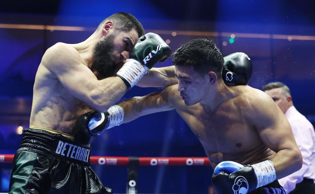 Дмитрий Бивол ЛИШАЕТ Артура Бетербиева Абсолютного Чемпионства!