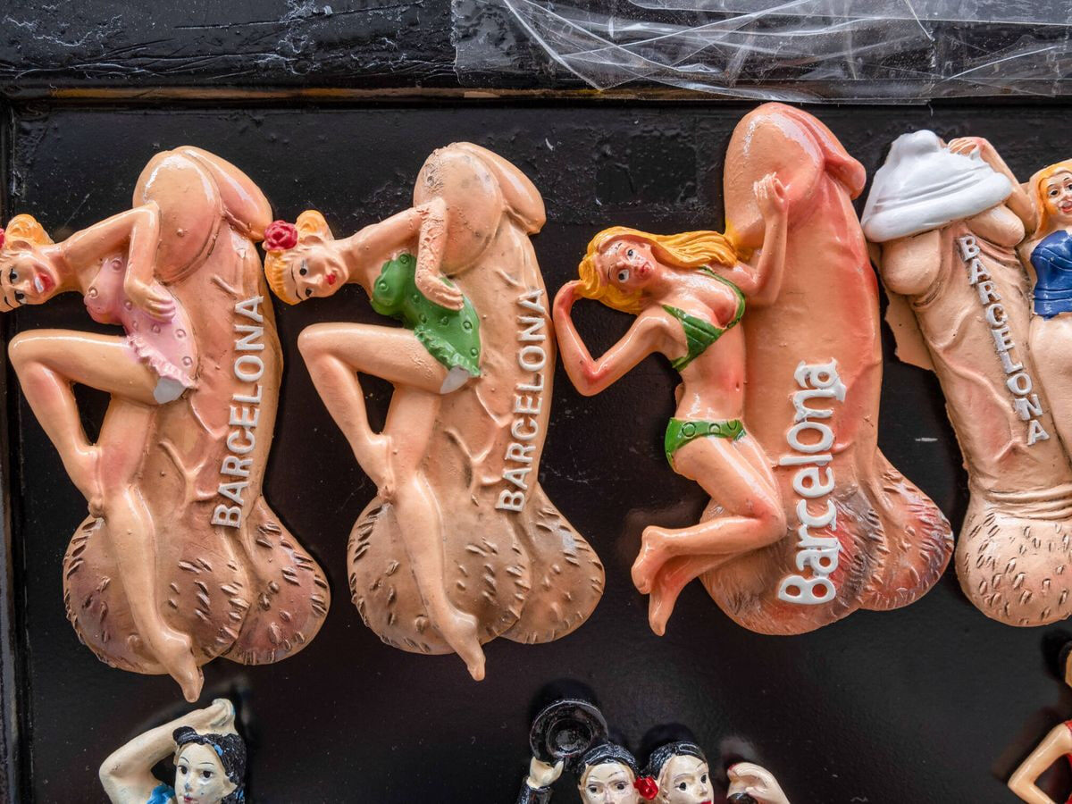 Магнитики в виде фаллосов в магазинах Барселоны