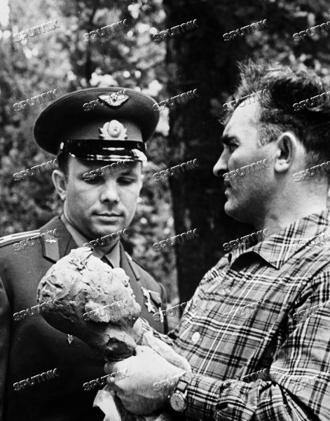 Советский скульптор Григорий Постников (справа) работает над скульптурным портретом летчика-космонавта СССР Юрия Гагарина. Юрий Гагарин был близким другом и советчиком мастера, влюблённым в его творчество. Сочи, Краснодарский край, Россия, 27.05.1961 г.
