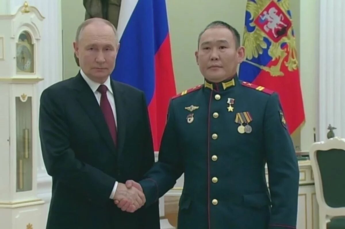    Путин вручил Звезду Героя России якутскому бойцу Андрею Григорьеву