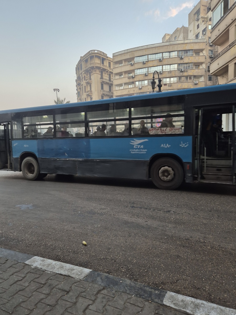 Автобус с открытыми дверями. Можно остановить в любом месте и на любой полосе движения.