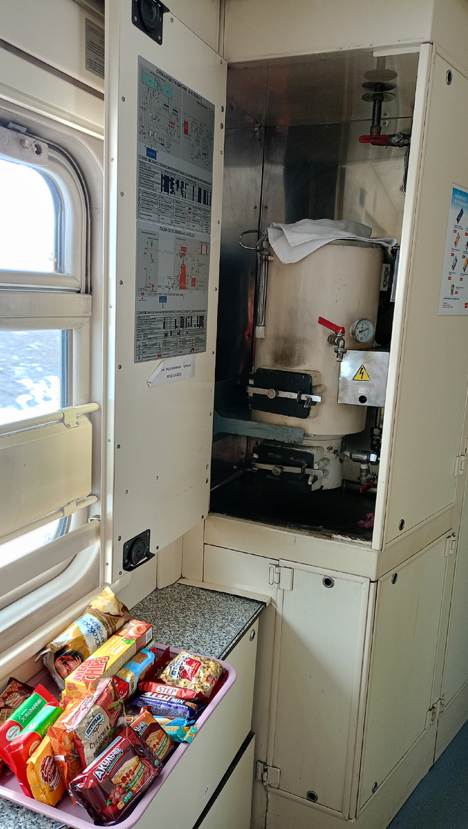 Хорошо, когда горячая вода всегда есть ! Тут и купить что-то можно. Но у нас всего много с собой, конечно ничего покупать нам точно не надо🤭