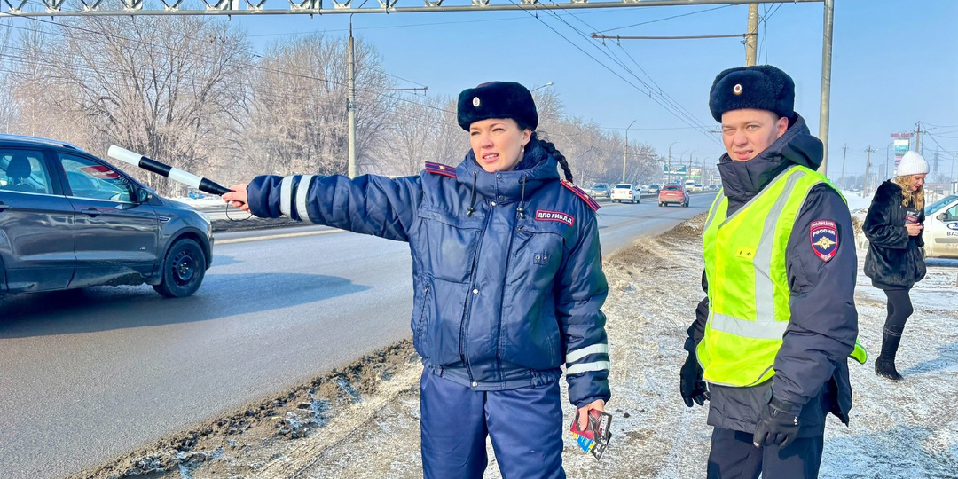 Имеет ли право инспектор ДПС выписать штраф за не горящую подсветку заднего номера днём. Ответ автоюриста