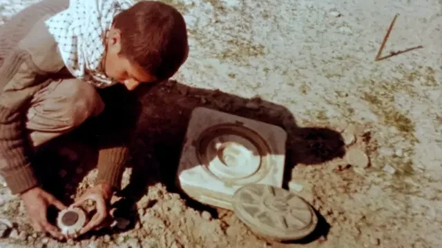 Масуда (на фото) наняли на службу в отряд, занимавшийся разминированием