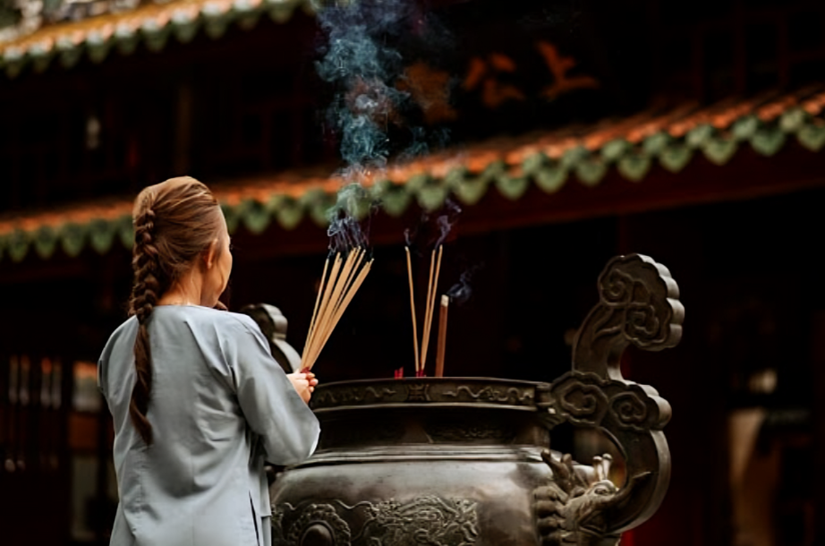Подношение благовоний в даосском храме. Фото: funeralservicessingapore.com.sg
