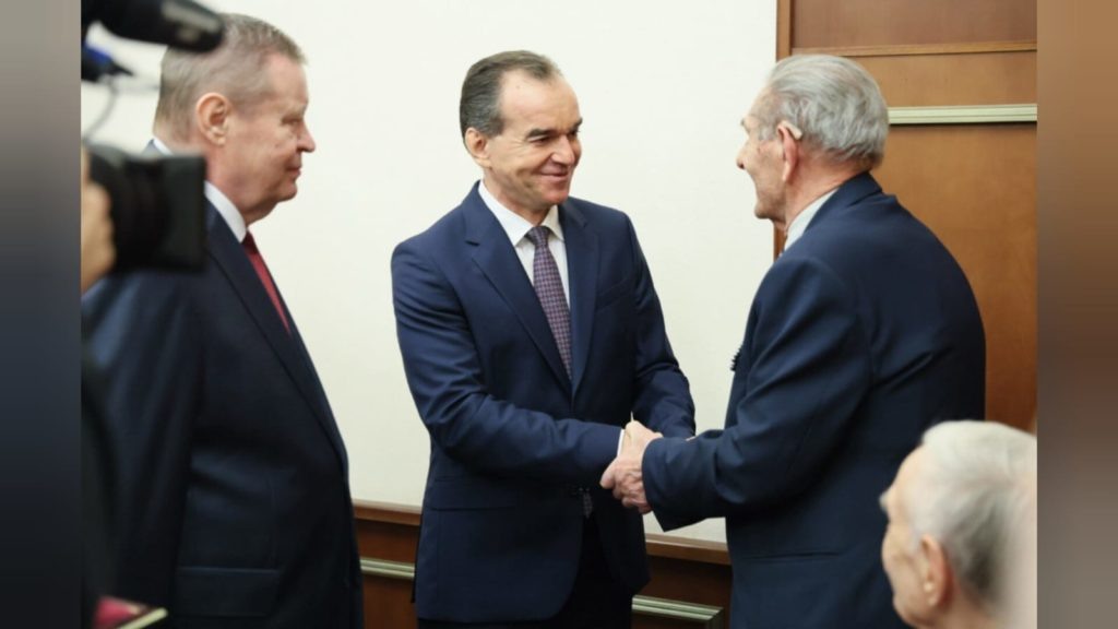    Владимир Устинов и Вениамин Кондратьев вручили ветеранам медали «80 лет Победы в Великой Отечественной войне». /Фото Кристины Ковалевой. Знамя Труда