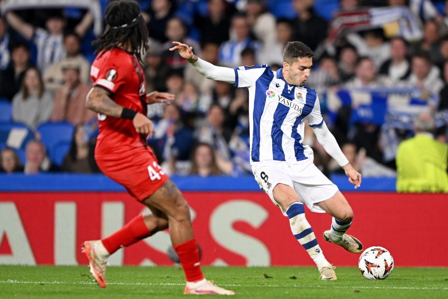 Арсен Захарян  отдает голевой пас... 