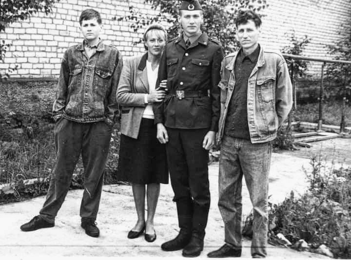 Август 1994 года. Родители и брат приехали на присягу. 