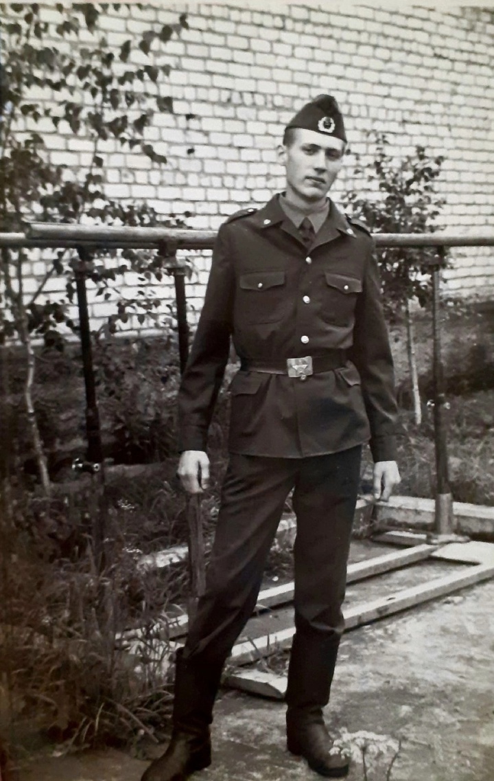 Рост 196 см. для солдата не всегда плюс. Сложно найти подходящий размер. Окопы малы. Но иногда это может спасти жизнь.