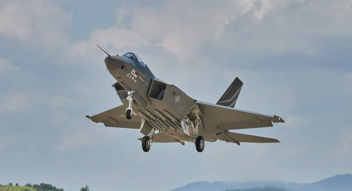 У истребителя достаточно скромные показатели по большинству характеристик? даже по сравнению с одноклассниками по 4++, но зато какой модный вид. Фото KAI 