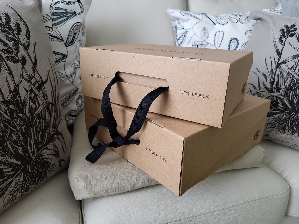 Картонные коробки из под обуви.