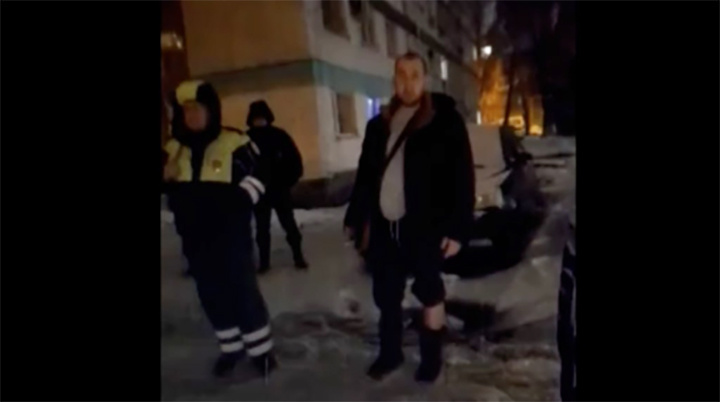    Момент, когда мигрант угрожает пострадавшим при полиции. Скрин с ТГ-канала Матвеева