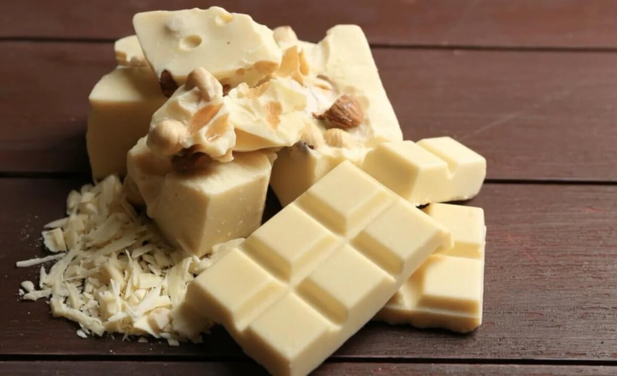    Белый шоколад изготавливается из какао-масла, сахара и молока, что придает ему сладкий и сливочный вкус. Источник изображения: food.ru