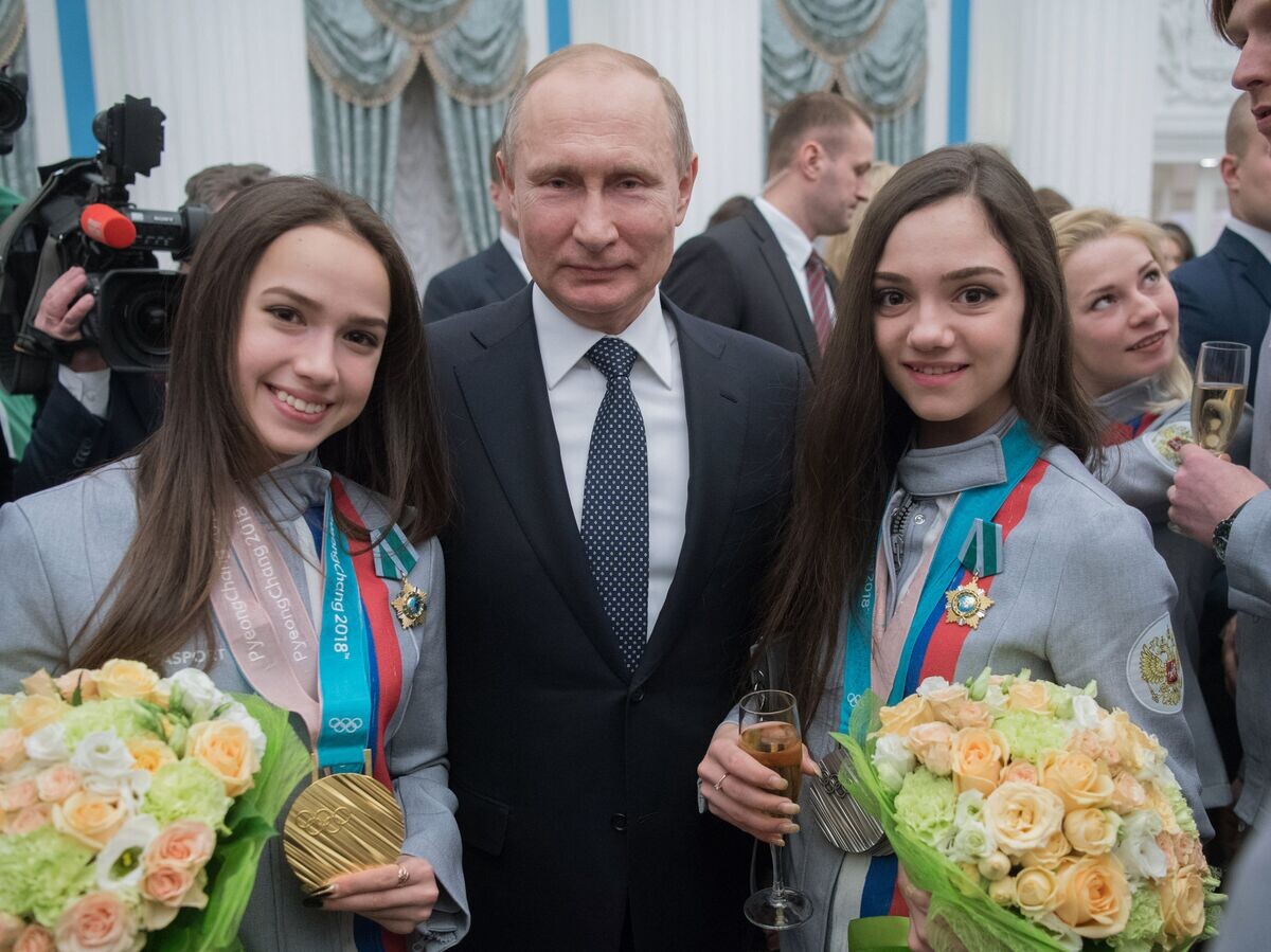   Президент РФ Владимир Путин и призеры женского фигурного катания XXIII зимних Олимпийских игр в Пхенчхане Алина Загитова (слева) и Евгения Медведева после церемонии вручения государственных наград спортсменам в Кремле© РИА Новости / Сергей Гунеев