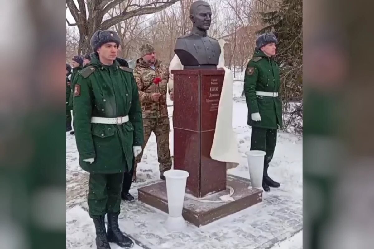    Бюст Герою России Даниилу Ежову открыли в Камышине