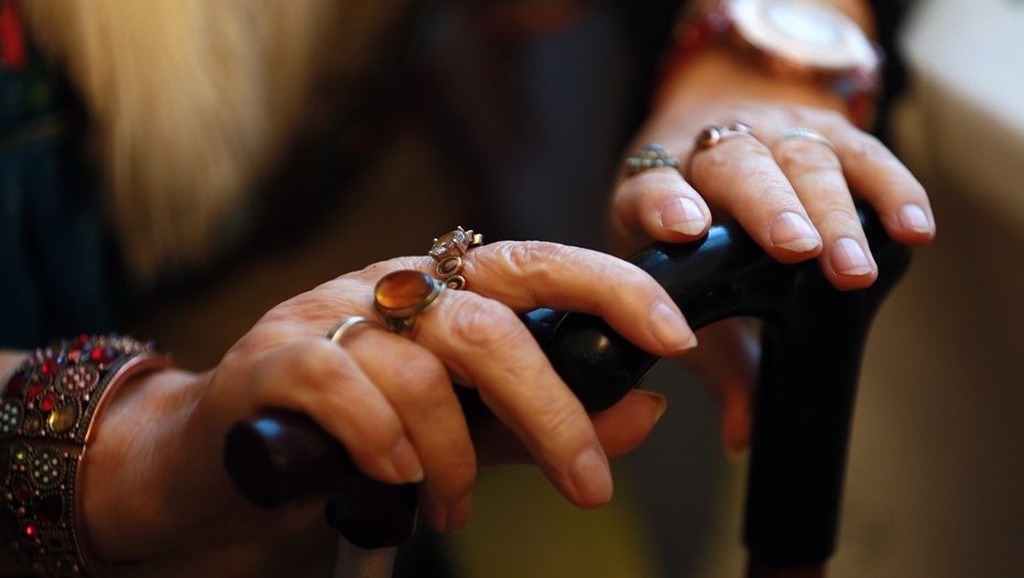    Пожилая женщина опирается руками на трость, архивное фото для иллюстрации. Автор фото: Владимир Смирнов / ТАСС