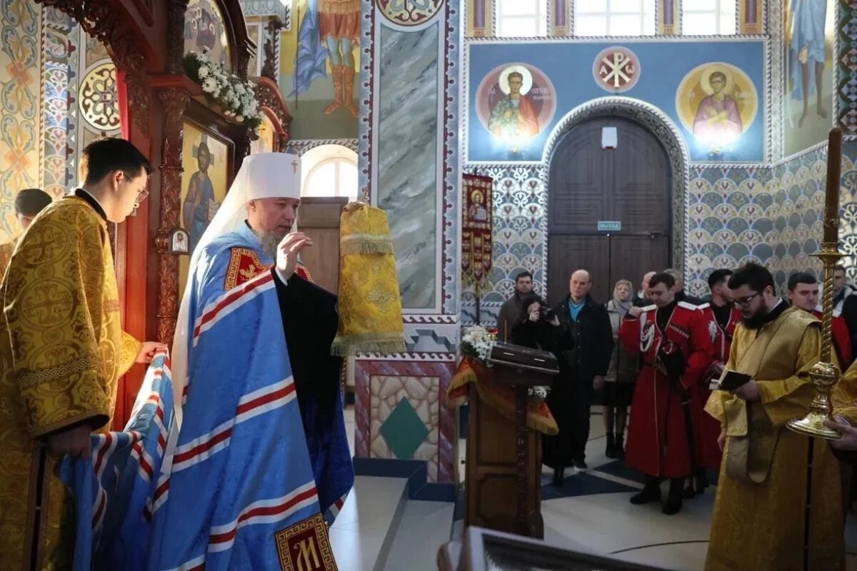    Кубанский Митрополит Василий освятил храм в центре «Патриот»