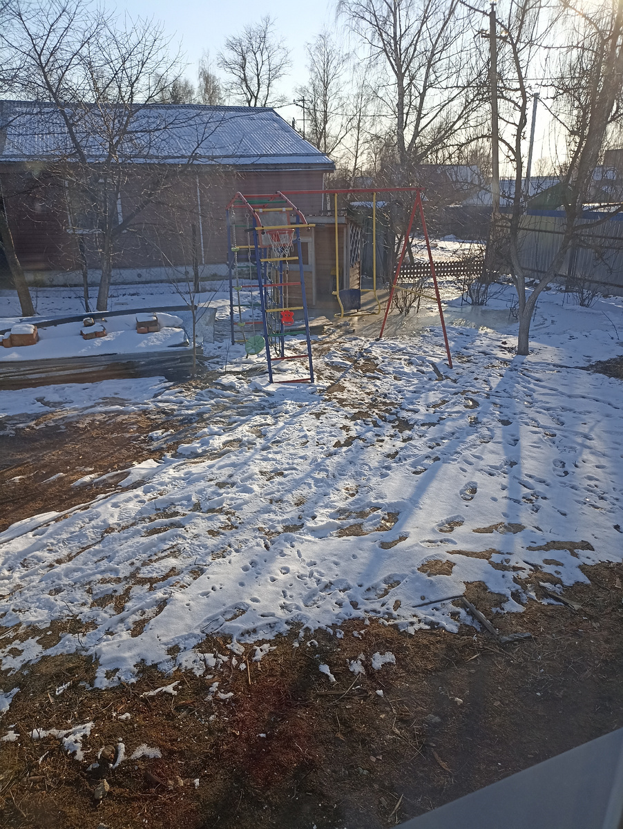 За детской площадкой видно разлив