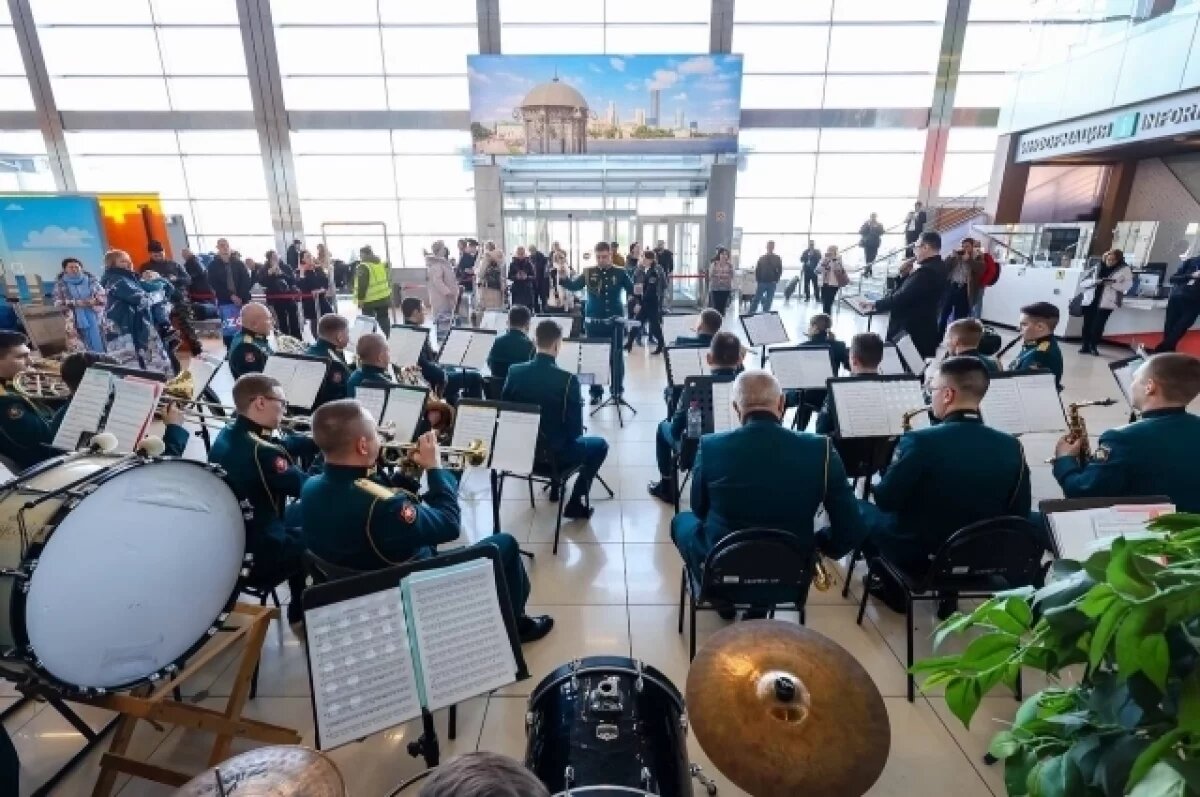    В Кольцово в День защитника Отечества выступил главный оркестр ЦВО
