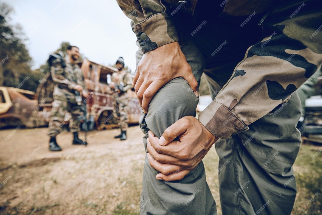  Работал я и днем и ночью и сроки были и самому интиресно тож, ну а как же!!!Уработавшись от устали я продырявил нечаянно колено , резец сорвался с сучка и со всей дури влетел  под коленую чащечку и вылез с другой стороны.