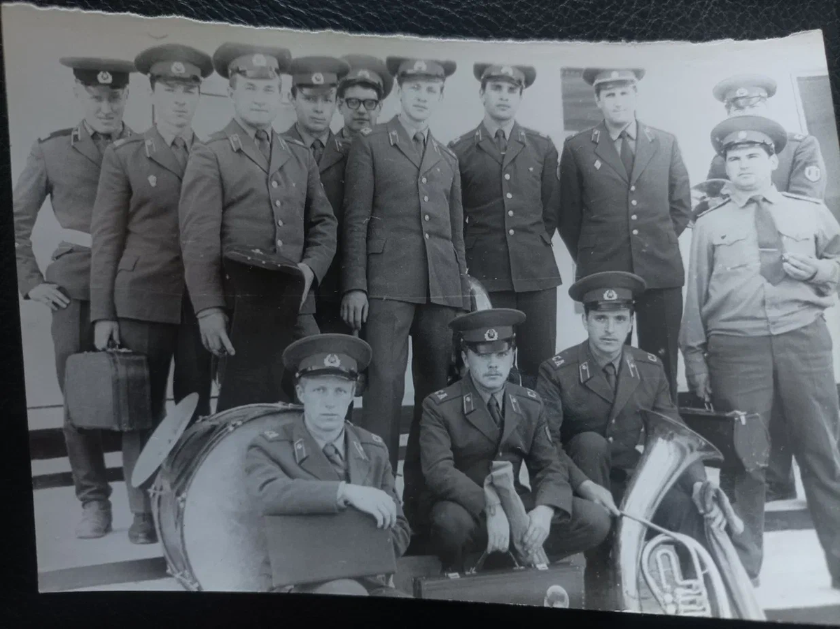 Папа в армии. Его призвали служить Родине, когда моей старшей сестре был 1 годик - в 1979 году. Папа стоит второй слева.