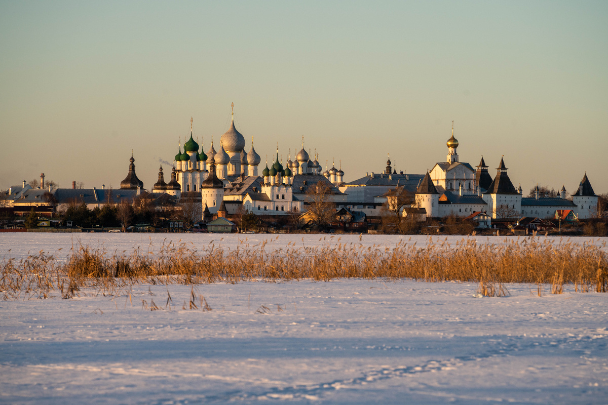 Вид на Ростовский кремль со льда озера Неро, от острова 