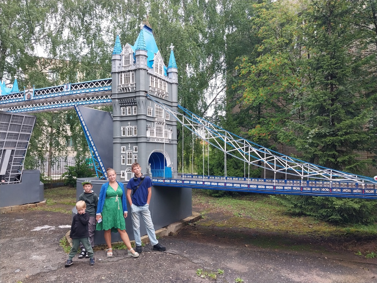 Точная копия лондонского Тауэрского моста, выполненная студентами и преподавателями техникума. Работа над реализацией проекта заняла больше четырёх лет, для изготовления было сделано более миллиона деталей. Размеры моста — 22,5 метра в длину и 5,5 в высоту.