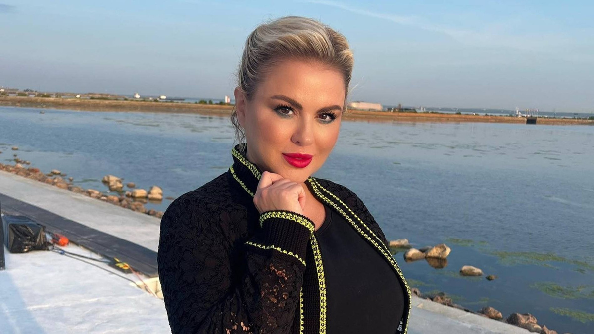 Анна Семенович, источник super.ru