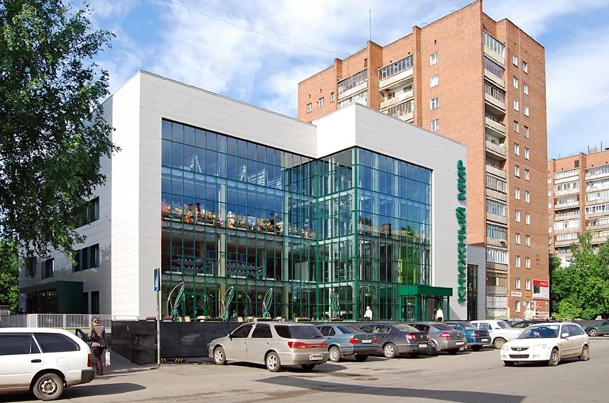 Здание "Книжного мира" в Барнауле