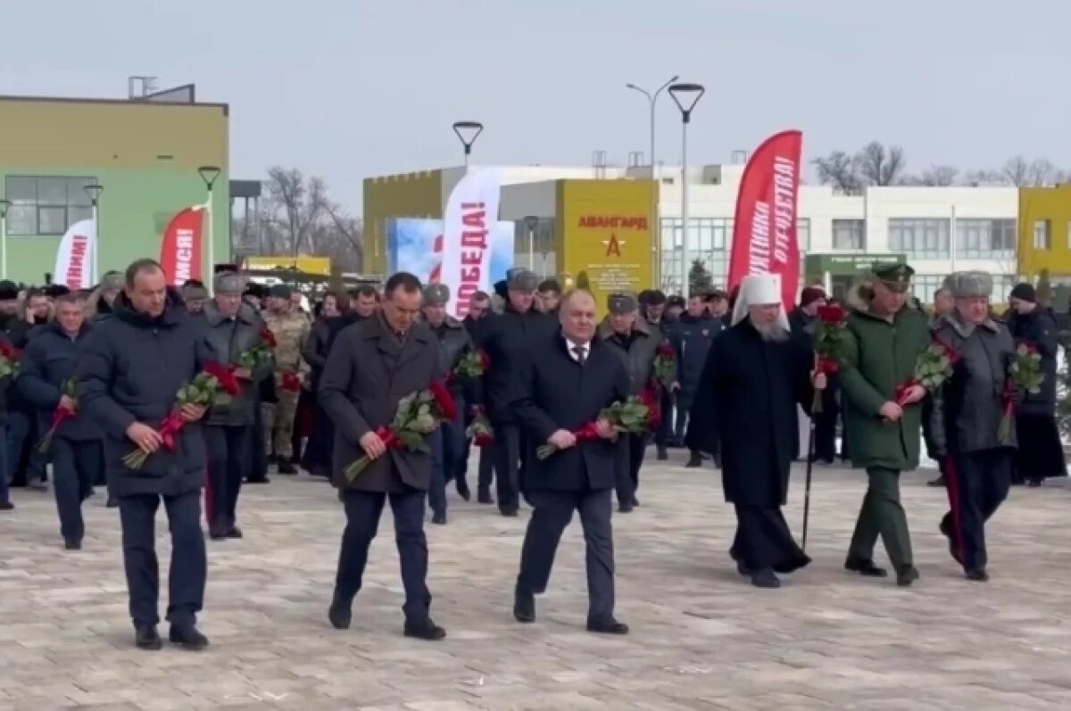   Кондратьев возложил цветы к памятнику защитникам Отечества